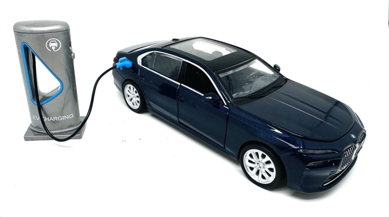 MSZ BMW i7 model auta 1/32 se světlem a zvukem - 1 kus