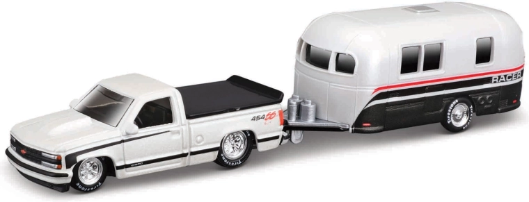 Maisto Design Tow & Go Chevrolet 454 SS pick-up s obytným přívěsem 1:64
