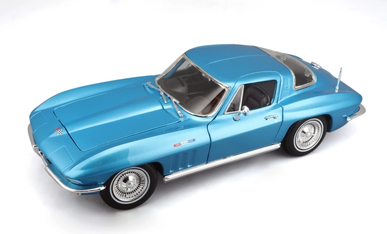 Maisto Chevrolet Corvette 1965 kovový model 1:18 světle modrý