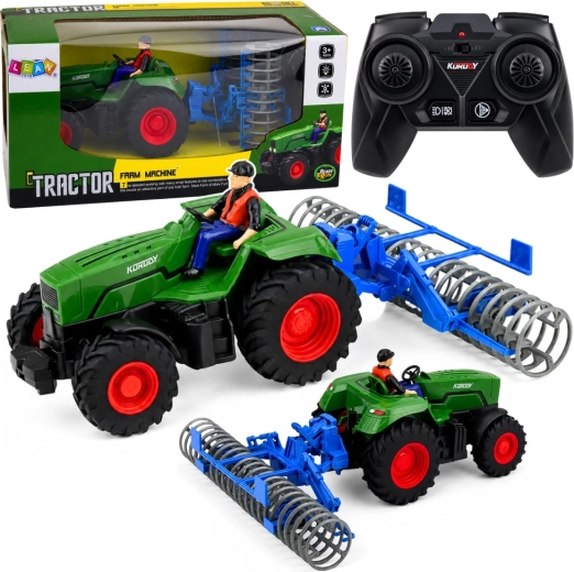 Zelený RC traktor s polním válcem a figurkou farmáře 1:24