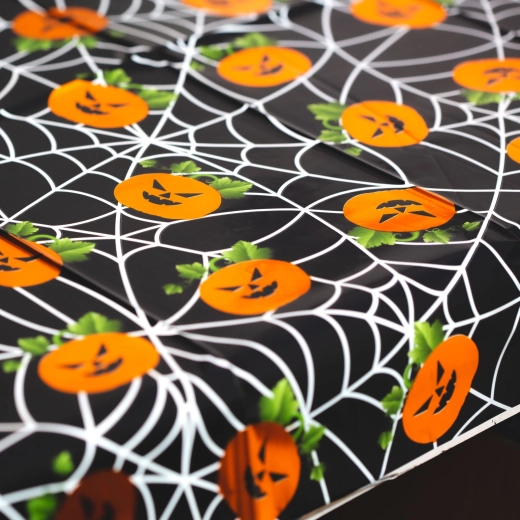 Halloweenský ubrus s hliníkovým efektem 137 × 183 cm – dýně a pavučina