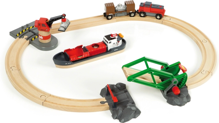 Brio World přístaviště s nákladní lodí a kolejemi