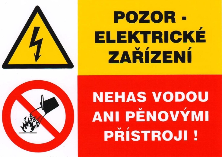 Samolepicí bezpečnostní tabulka – Pozor elektrické zařízení, nehas vodou ani pěnovými přístroji (105 × 74 mm)
