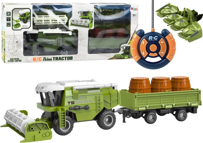 RC zemědělský kombajn se zelenou přívěsnou kárkou