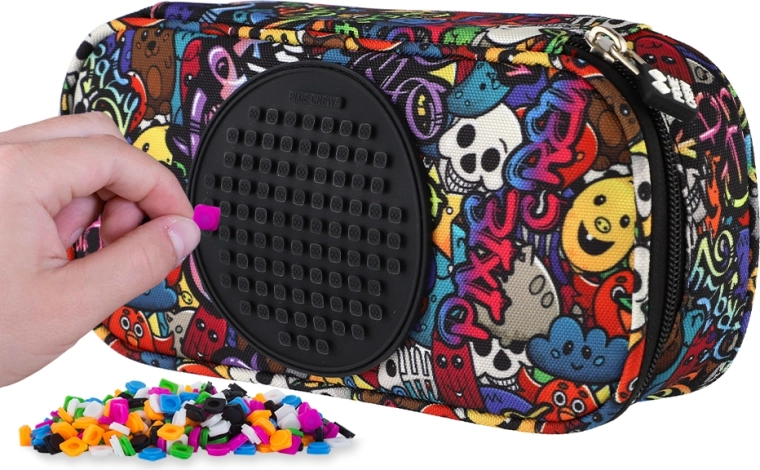 Pixie Crew studentský patrový oválný penál graffiti s pixelovým panelem