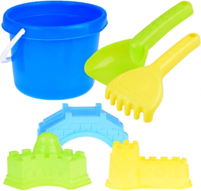 Plážová sada na písek s kyblíkem, lopatkou, hráběmi a formičkami