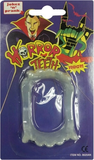 Upíří zuby svítící ve tmě