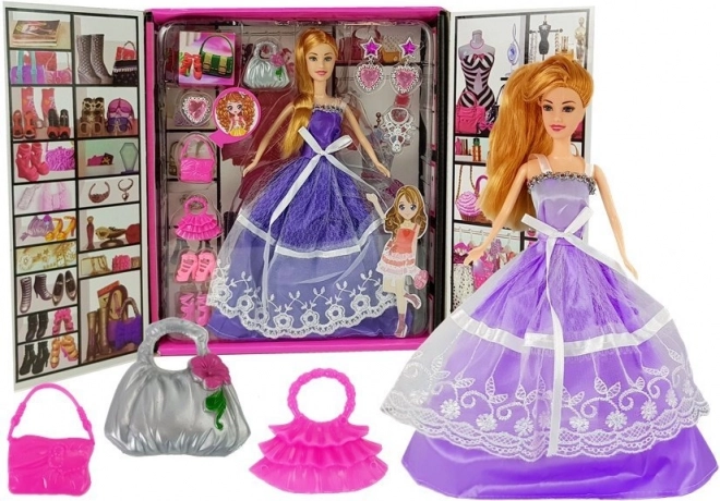 Panenka v fialových šatech s doplňky – kabelky, šperky a lodičky