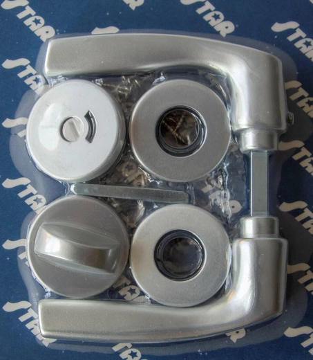 Dveřní rozetové kování MONET WC, stříbrný elox