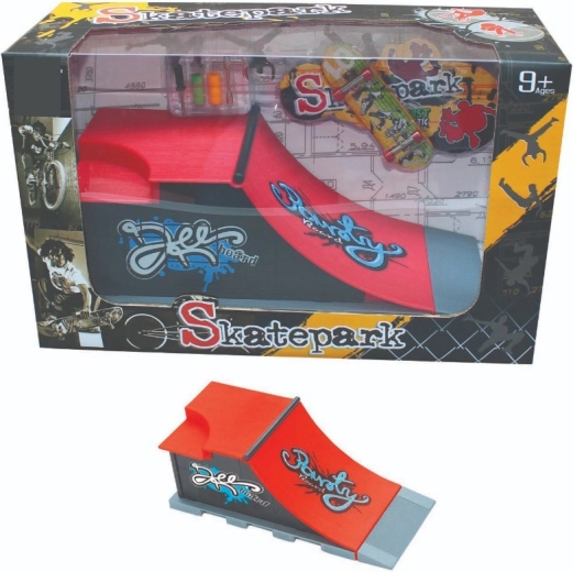 Skatepark set se šikmou rampou, railem a fingerboardem