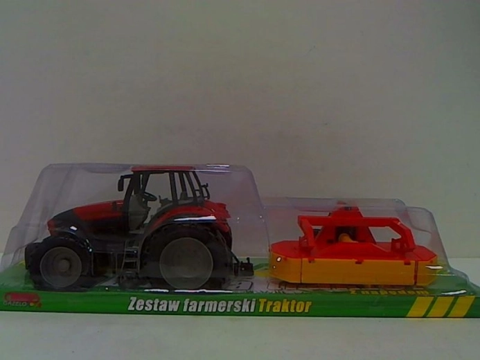 Traktor se zemědělským strojem