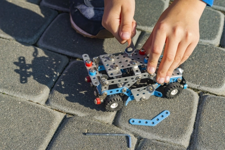 Hraní i vystavení díky pevné konstrukci