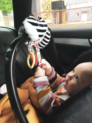 Snadné připevnění na kočárek i autosedačku