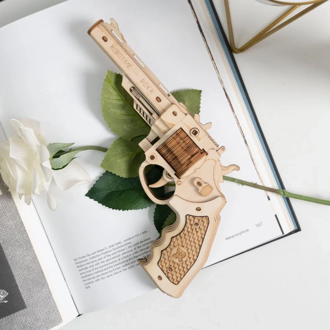 Dřevěné 3D puzzle revolveru Corsac od Robotime