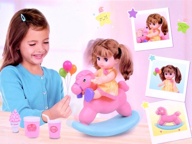 Loutka v růžové polka dot šaty s houpacím koníkem a doplňky
