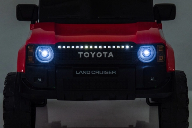 Czerwony pojazd Toyota Land Cruiser Prado