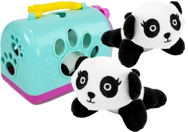 Malá panda s maskotem Transporterem