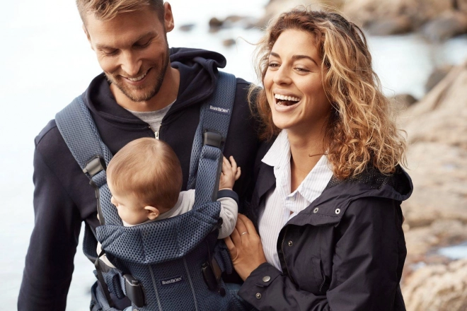 BABYBJORN ONE AIR - dětské nosítko, tmavě modré + bryndák pro ergonomické nosítko One – Modrá