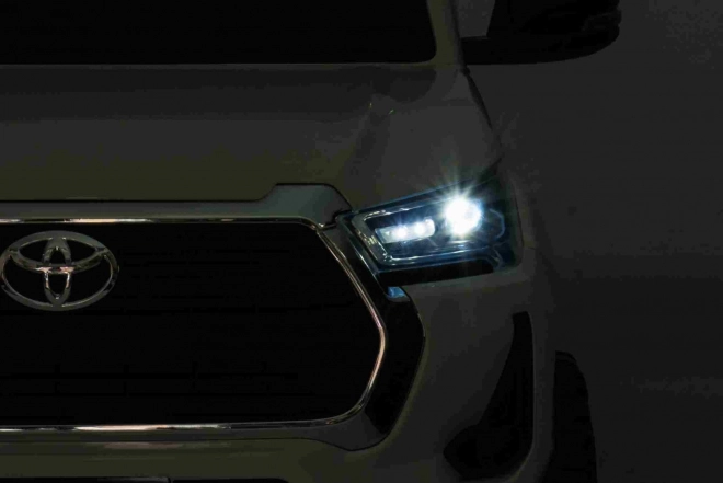 Toyota Hilux baterie pro děti Bílá + pohon 4x4 + dálkové ovládání + 2 nosiče zavazadel + rádio MP3 + LED dioda