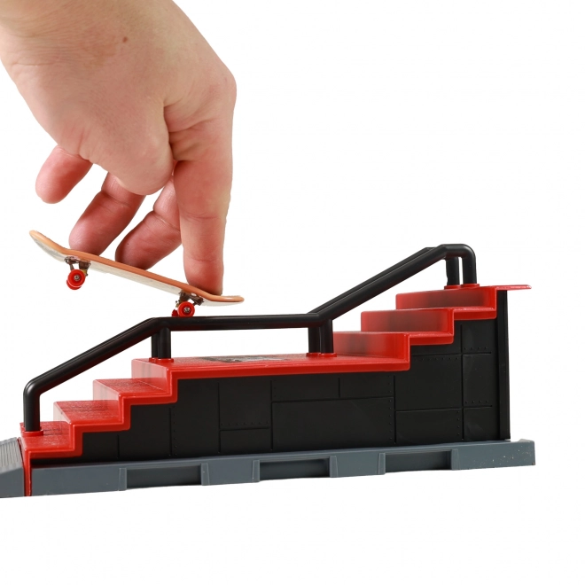 Skatepark pro fingerboarding s rampou a schodištěm