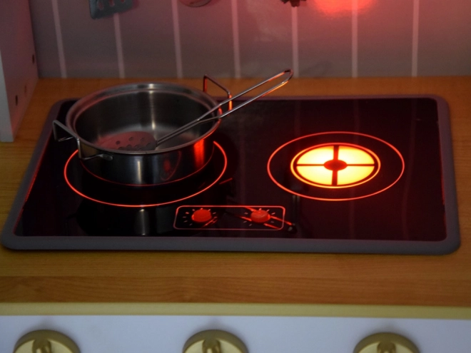 Elegantní bílá dřevěná kuchyňka s příslušenstvím pro děti