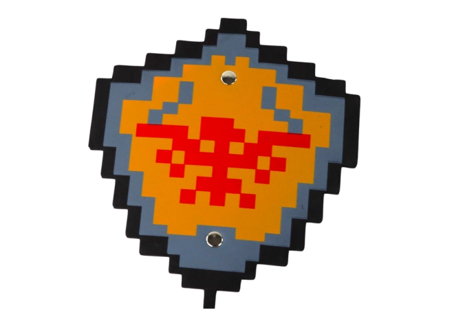 Štít s pevným úchopem a výrazným pixelovým designem