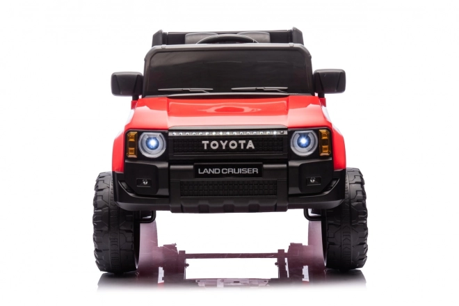 Czerwony pojazd Toyota Land Cruiser Prado