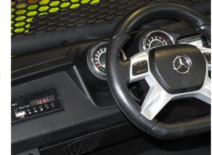 Podsvícený kokpit a multimédia