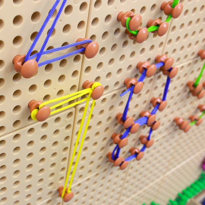 Masterkidz sada kolíčků a šňůrek na STEM vědecko-kreativní tabuli