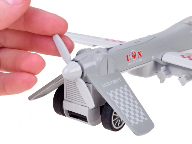 Vojenský kovový dron se zvukem