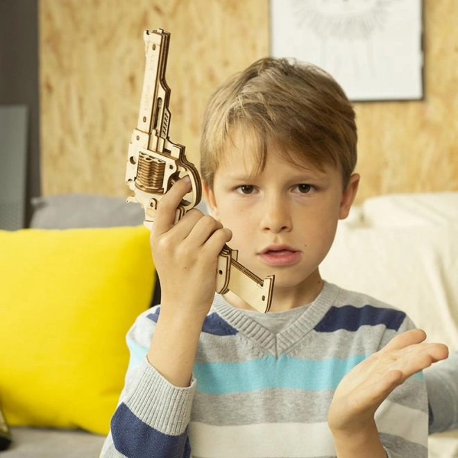 Dřevěné 3D puzzle revolveru Corsac od Robotime