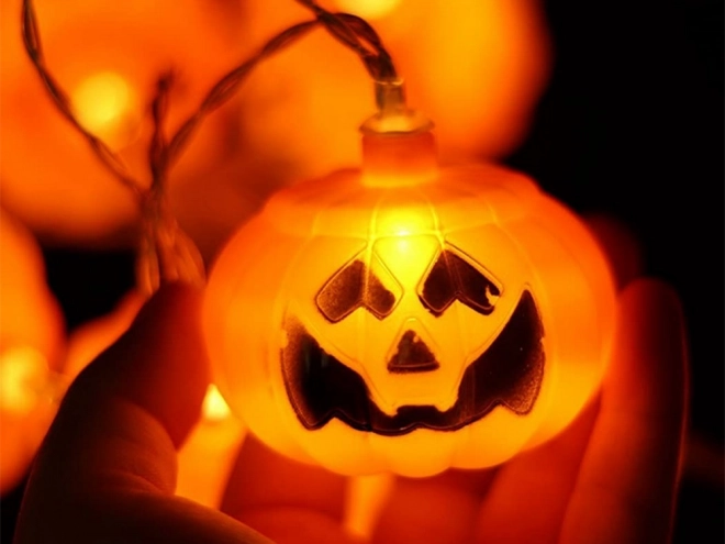 Závěsná světla ve tvaru dýně na Halloween