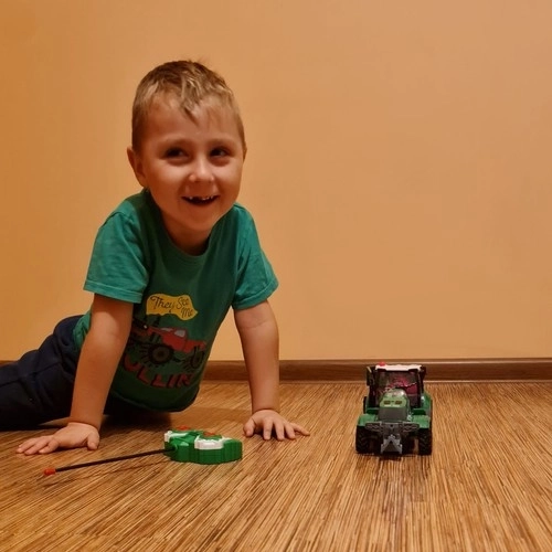 Zdalně ovládaný traktor Kruzzel s přívěsem
