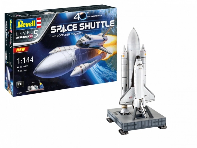 Revell model Space Shuttle s posilovacími raketami