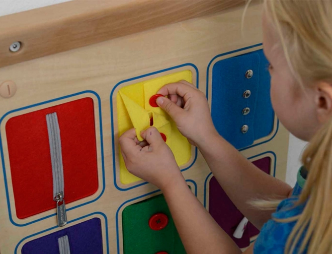 Dřevěná nástěnná tabule se zámky a knoflíky Montessori od Masterkidz