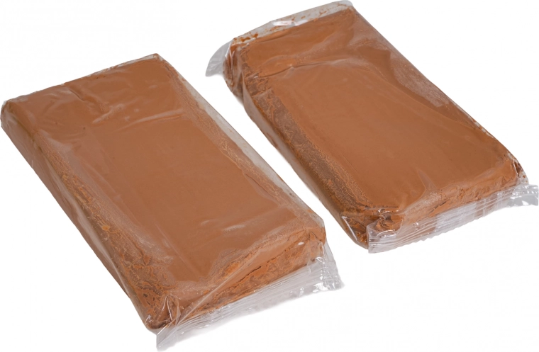 Dvě balení hlíny připravené k modelování