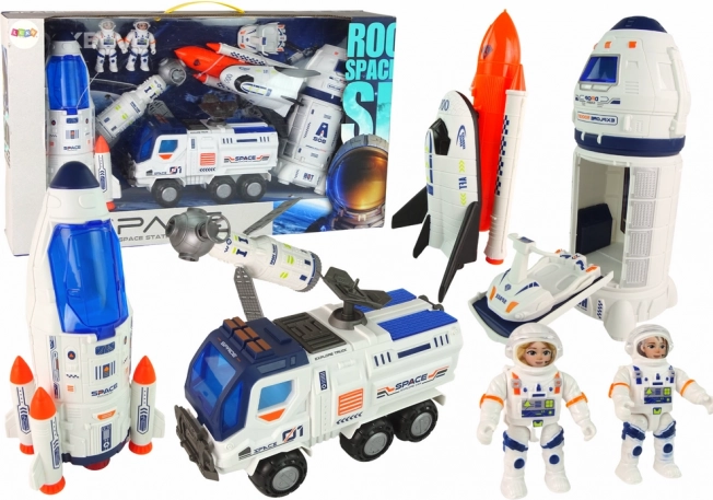 kosmická sada s raketou, kosmickými loděmi a astronauty