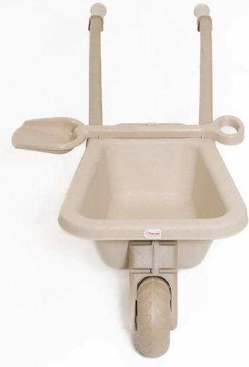 Součástí je praktická lopata