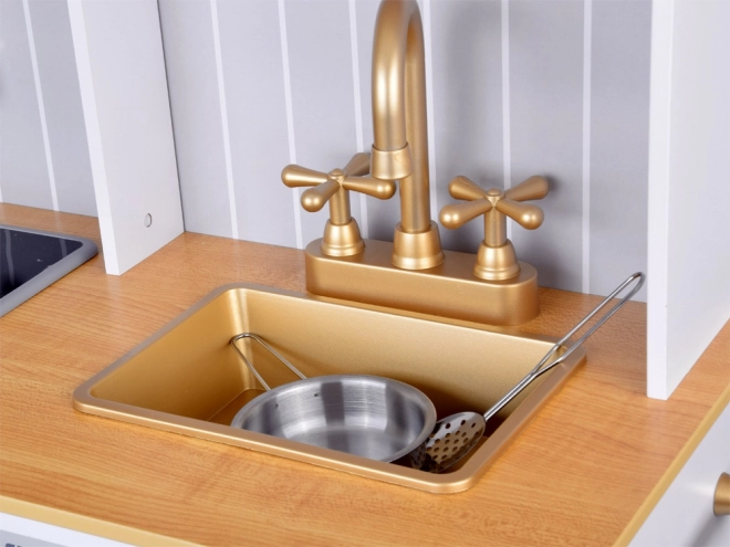 Elegantní bílá dřevěná kuchyňka s příslušenstvím pro děti