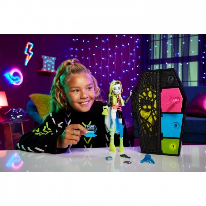 Monster High Skulltimate Secrets Neon Panenka – Ghoulia Yelps