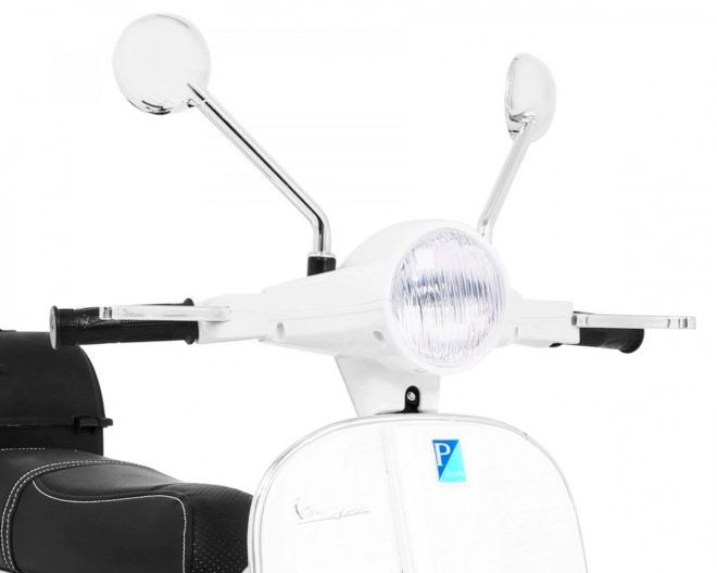 Dětský elektrický skútr Vespa bílý s pomocnými kolečky, audiem a ekokůží