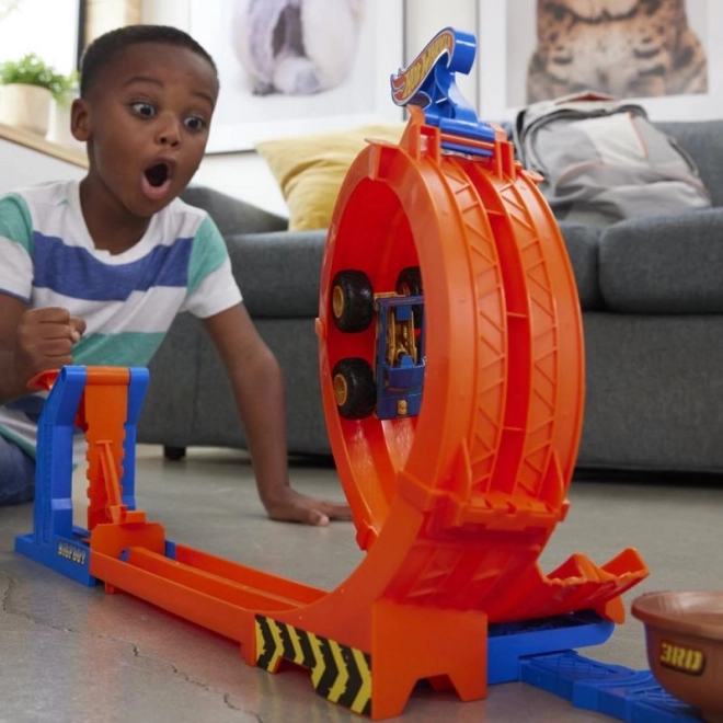 Hot Wheels monster truck dráha se smyčkou a Bigfootem