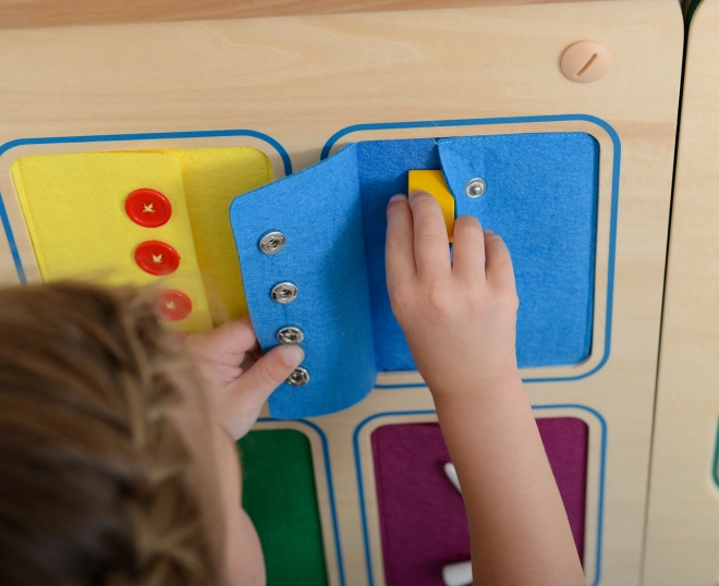 Dřevěná nástěnná tabule se zámky a knoflíky Montessori od Masterkidz
