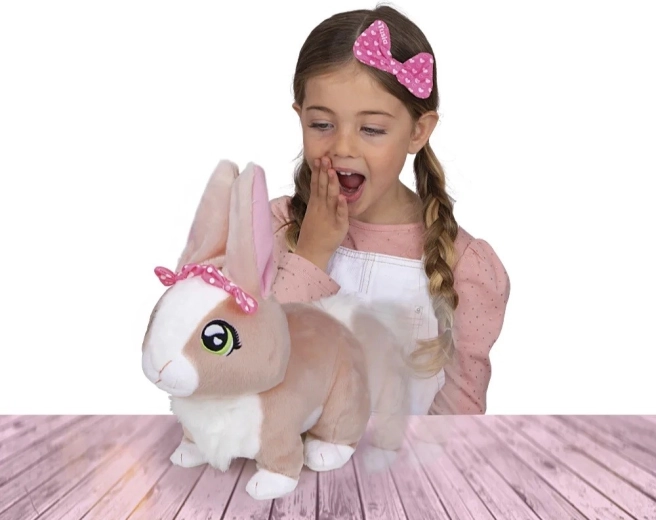 Skáče a hýbe oušky na dotek