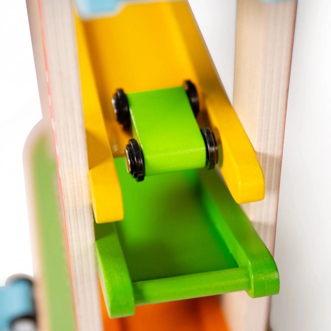 Dřevěná závodní dráha pro auta od Bigjigs Toys