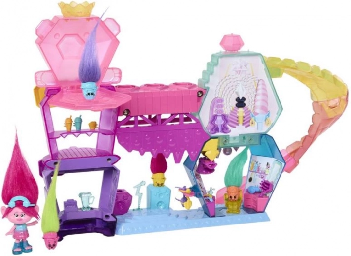 Dvoupatrové dobrodružství s pódiem a skluzavkou