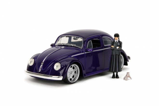 Wednesday auto 1972 VW Beetle 1:24 a figurka Wednesday