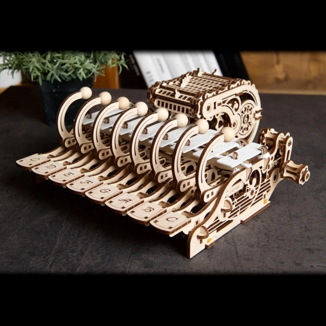 Ugears dřevěný mechanický model hudebního nástroje Celesta