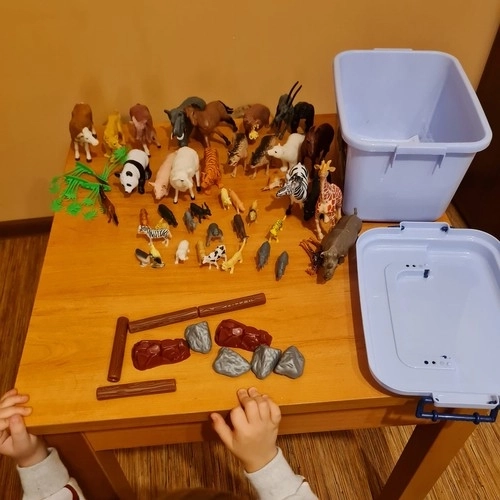 Figurky zvířat s kufříkem