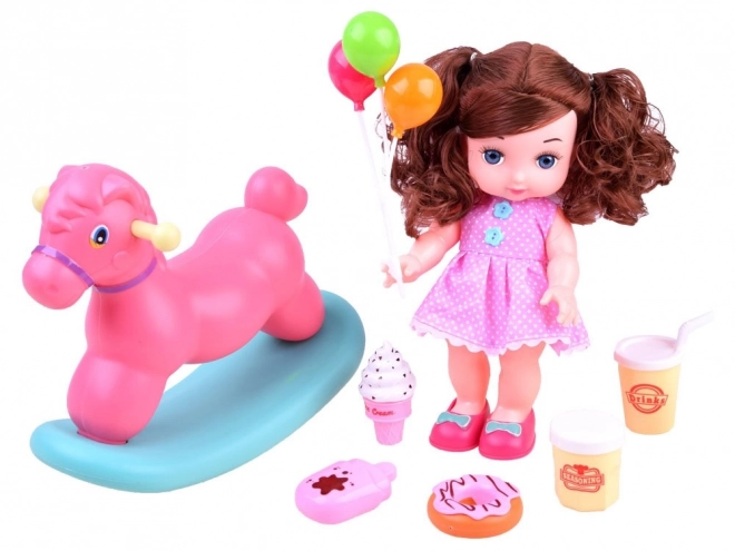 Loutka v růžové polka dot šaty s houpacím koníkem a doplňky